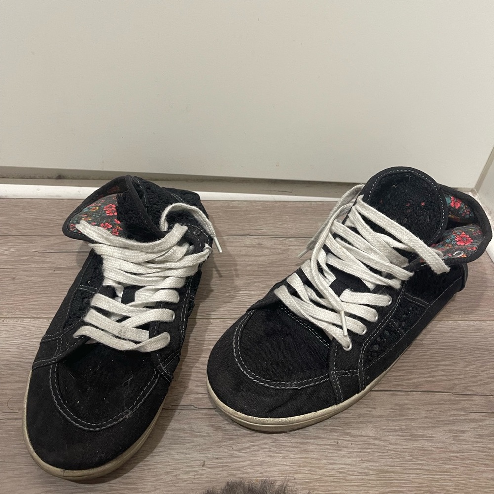 Roxy Black and White Women’s Shoes